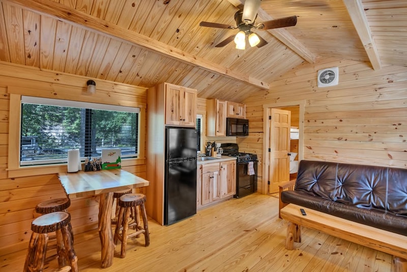 Cindy Bear Cabin-3